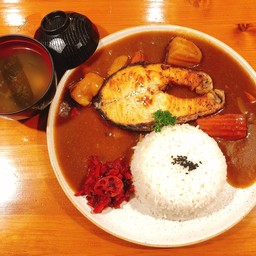 ข้าวแกงกะหรี่ปลาแซลม่อนย่าง