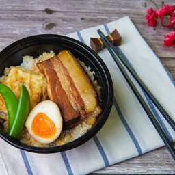 E ทงคาคูนิโทฟุด้ง Tonkakuni Tofu Bowl