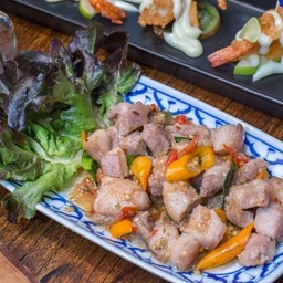 สามชั้นผัดกะปิพริกเหลือง