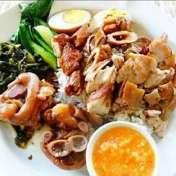 ข้าวขาหมูใส่ไข่