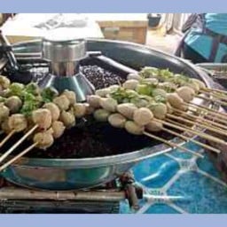 1.ลูกช้ินสูตรเชลล์ชวนชิม ไส้กรอกอีสาน และแหนมย่าง สาขา 1