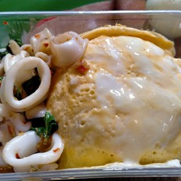 ข้าวไข่ข้นกะเพราหมึกสด