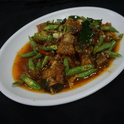 ผัดพริกแกงหมูกรอบ