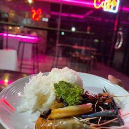 ข้าวกระเพราทะเล  กุ้ง หมึก   ราดข้าว