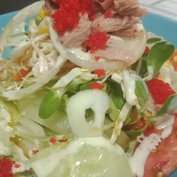 สลัดแก้ว,ทูน่า,ไขกุ้ง,กะหล่ำ,หอมหัวใหญ่,ผักสี,ยอดทานตะวัน,มะเขือเทศ,