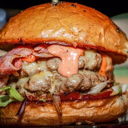 เบอร์เกอร์เนื้อคอมโบ ( Combo beef Burger )