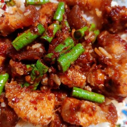 ผัดพริกแกงหมูกรอบ