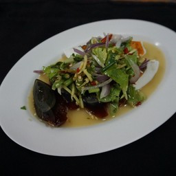 ยำไข่เยี่ยวม้ากับไข่เค็ม