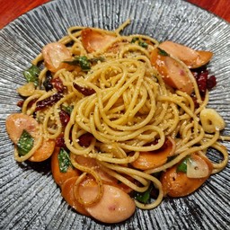 สปาเก็ตตี้ผัดพริกแห้งไส้กรอก