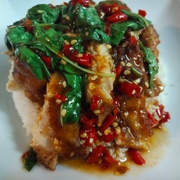 ข้าวกะเพราไก่กรอบภูเขาไฟ