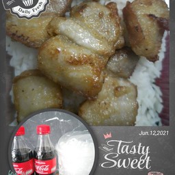 (อร่อยซ่าส์กับโค้ก) หมูสามชั้นทอดน้ำปลาราดข้าว + ดับเบิ้ลโค้กโอ่ง