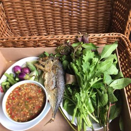 น้ำพริกกะปิ + ปลาทู + ผักสด