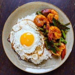ข้าวกะเพรา ข้าวหมูทอด  ครัวนับเงิน