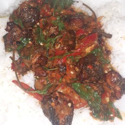ผัดเผ็ดกบทอดราดข้าว