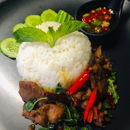 ข้าวกะเพราหมูทอด