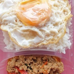 ข้าวหมูทอดกระเพราเจ๊เพลิน