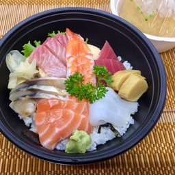 Chirashi-Sushi (with Miso soup) ข้าวหน้ารวมปลาดิบ (พร้อมซุปมิโซะ)