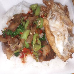 ผัดกระเพราหมูกรอบ+ไข่ดาว