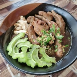 ก๋วยเตี๋ยวไก่มะระฅนเมืองสูตรแม่สุนีย์ โรมคอพฟี่แอนบาร์