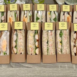 แซนวิชสด(ได้ทั้งหมด 2 ชุด) เป็นขนมปังขาว ไม่ใช่ขนมปังโฮลวีตนะคะ