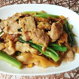 เส้นใหญ่หมูผัดซีอิ๊ว