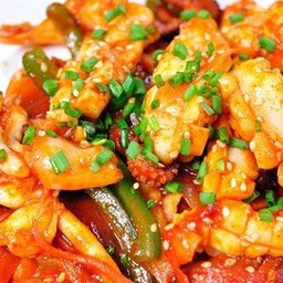 ข้าวหน้าปลาหมึกกรอบซอสเกาหลี