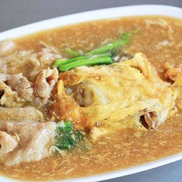 ราดหน้าเส้นหมี่ไส่ไข่