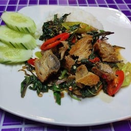 กะเพราหมูกรอบ