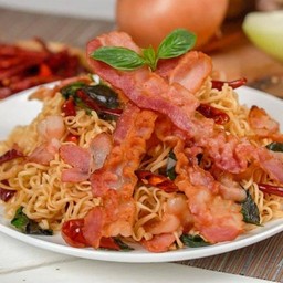 ผัดมาม่าเบคอนพริกแห้ง