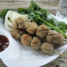 ลูกชิ้นปิ้งหลังตึก