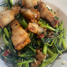 ผัดผักบุ้งหมูกรอบราดข้าว