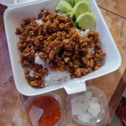 ผัดหมูสับราดข้าว
