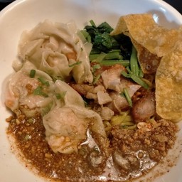 บะหมี่เกี๊ยวกุ้งหมูแดงแห้ง