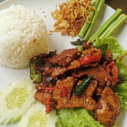 ข้าวหมูดำผัดซอสกะปิระยอง