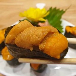 (106) ซูชิไข่หอยเม่น (คำละ)