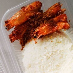 กุ้งทอดกระเทียมราดข้าว