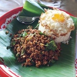 ข้าวกะเพราเนื้อสับถาดเพิ่มไข่