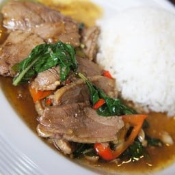 กระเพราเป็ดราดข้าว