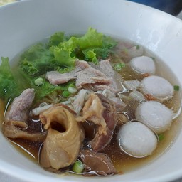 ก๋วยเตี๋ยว(น้ำ)ลูกชิ้นหมู,หมูตุ๋น,หมูเด้ง