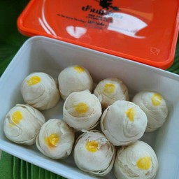 ขนมเปี๊ยะแม่มด (ไส้ถั่วไข่เค็ม)