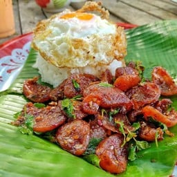 ข้าวกะเพรากุนเชียงถาดเพิ่มไข่