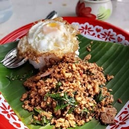ข้าวกะเพราหมูถาดเพิ่มไข่