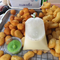 ออม & อุ้ม น้ำเต้าหู้  ปาท่องโก๋