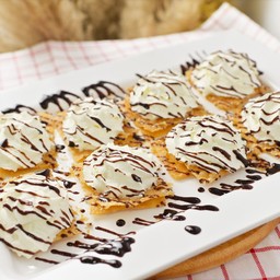 โรตีทิชชู่ + วิปครีม + ช็อกโกแลต