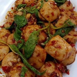 ผัดกะเพราลูกชิ้น (สั่งเป็นกับข้าว)