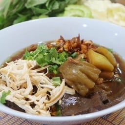ก๋วยเตี๋ยวไก่ตุ๋นมะระ ร้านเจ๊รัชเจ้าเก่า