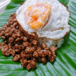 ข้าวหมูกระเทียม ไข่ดาว