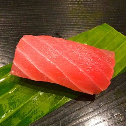 NIGIRI Kihadamaguro (1piece) นิกิริ ปลาทูน่าส่วนหลัง