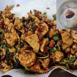 ข้าวกะเพรา 3 อย่าง  2 กล่อง ฟรี ไข่ดาว 2