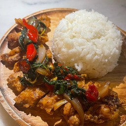 ข้าวหมูทอดซอสกะเพรา